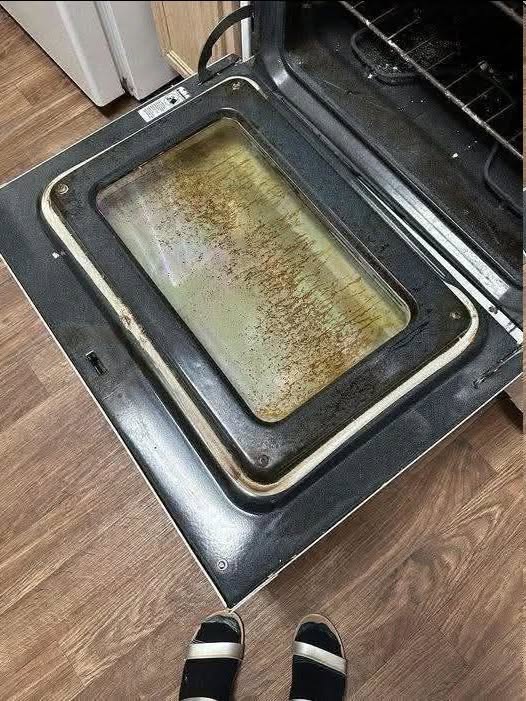 How To Remove Years Of Grease And Grime From Your Oven